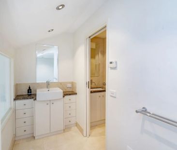 Three Bedroom Loft Apartment - Photo 6