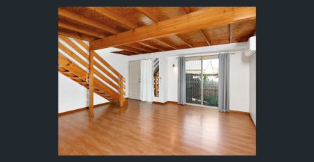 Space, Comfort & Convenience – Discover This Loganlea Gem! - Photo 2