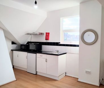 Studio Flat, Hollyshaw Lane, LS15 - Photo 4