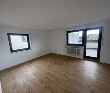 Hochwertig renovierte 2,5-Zimmer-Wohnung mit großer Loggia, Einbauk... - Photo 3