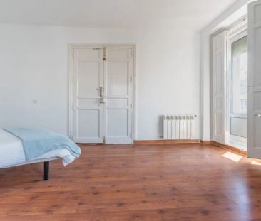 Room in a shared 8-bedroom apartment for rent in Palacio, perfect f... - Photo 3