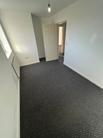 2 bed Apartment - To Let - Photo 2