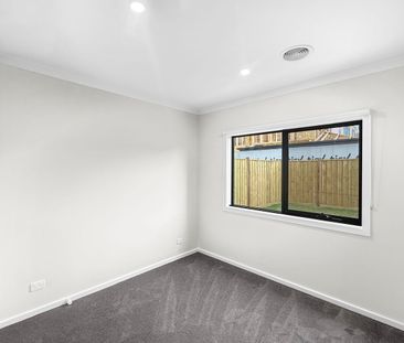 🏡 Brand New 4-Bedroom House in Thornhill Park - Photo 2