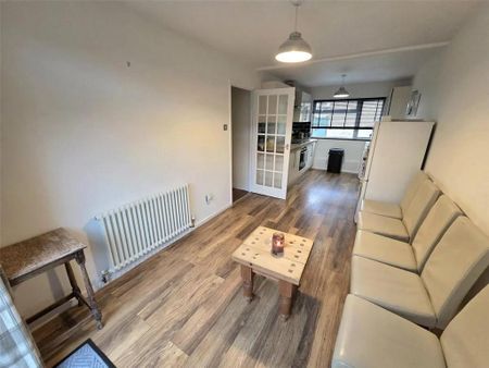 4 bedroom end of terrace house to rent - Photo 2