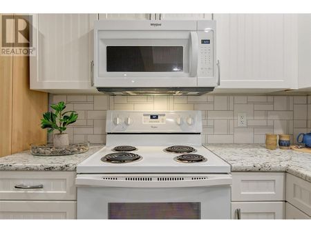 Lower suite – Picturesque Peachland! - Photo 5
