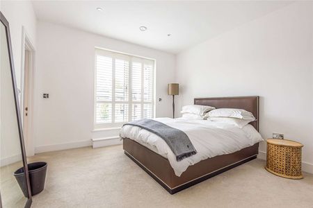 Modern 4 bedroom home in the popular Surrey village of Longcross. - Photo 4