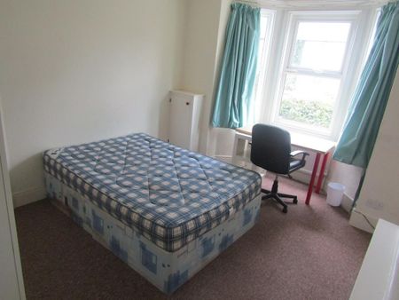 4 bedroom semi-detached house to rent - Photo 2