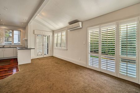 Sitting Pretty in Waterview! - Photo 3