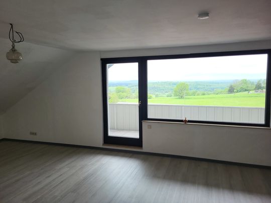 Dachgeschosswohnung mit Balkon und traumhaften Ausblick ins Grüne! - Photo 1