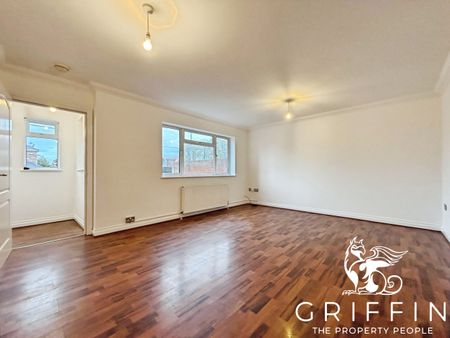 Noak Hill Road, Billericay, CM12 - Photo 2