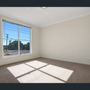 Three Bedroom family Home - Photo 2