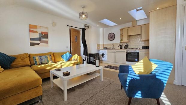 1 bedroom coach house to rent - Photo 1