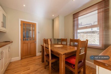4 bedroom terraced house to rent - Photo 3
