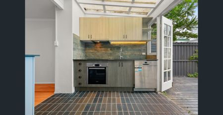 Stunning Sandstone Cottage in Peaceful Central Location - Photo 3