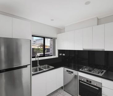 Contemporary Townhouse Living - Photo 5