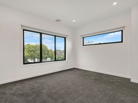 Stylish and Convenient - Photo 2