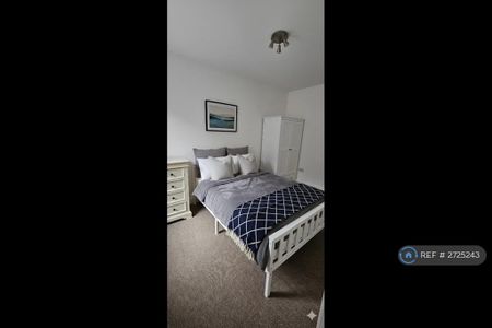 1 bedroom in a house share to rent - Photo 3