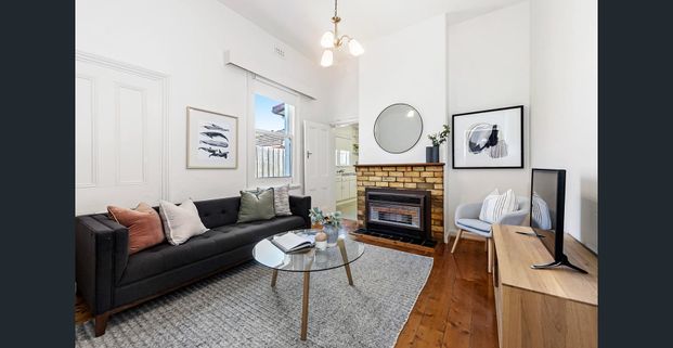 Delightful discovery with a deep north-facing garden - Photo 1