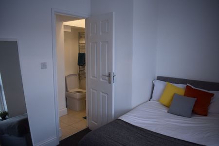 Spacious Ensuite - On Street Parking - Photo 4