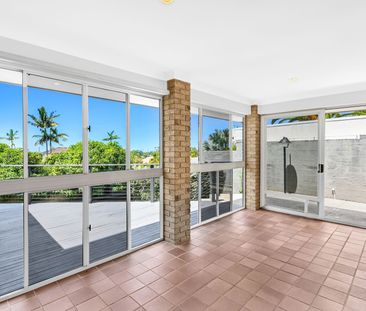 Spacious Family Home with Coastal Views – Highland Park - Photo 3