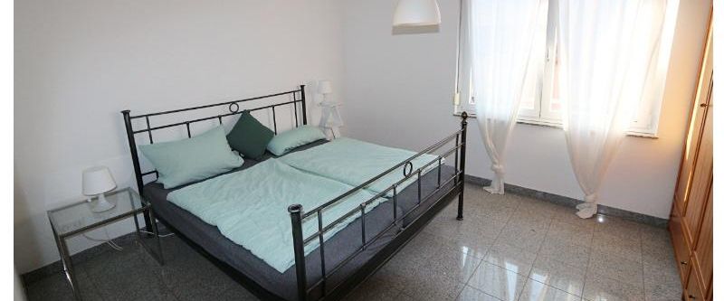 Vollmöbliert, modern, lichtdurchflutet in ruhiger, grüner Wohnlage - Photo 1