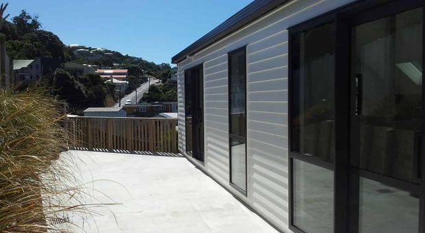 Sunny and Modern Home with a large double Garage. - Photo 1