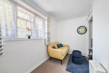 To Let 3 Bed House - End Terrace - Photo 3