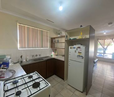 Peaceful 2 bedroom duplex in a great location ! - Photo 3