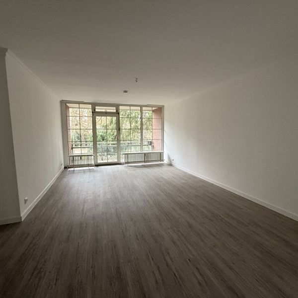 Großzügige, sanierte 2,5-Zimmer-Wohnung mit Loggia in zentraler Lage - Photo 1