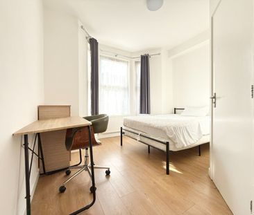 8 Bed Terraced House, Byron Avenue, E12 - Photo 6