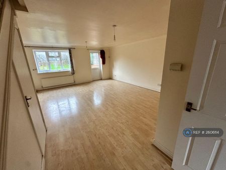 3 bedroom end of terrace house to rent - Photo 2