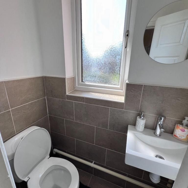 1 bedroom in a house share to rent - Photo 1