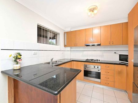 SPACIOUS 2 BEDROOM TOP FLOOR APARTMENT - Photo 5
