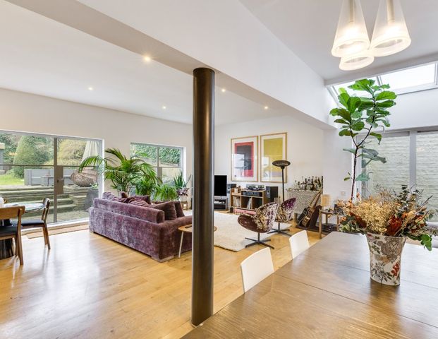 Netherhall Gardens, Hampstead, London, NW3 5RJ - Photo 1