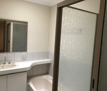 DELIGHTFUL VILLA IN PRIME LOCATION!! - Photo 3