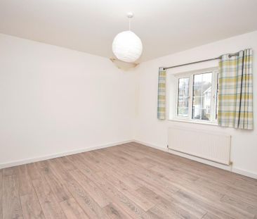 3 bedroom end of terrace house to rent - Photo 2