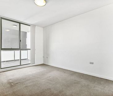 Modern Sub-Penthouse Apartment, Very Private, One (1) Carspace, Centrally Located, Breathtaking District Views - Photo 5