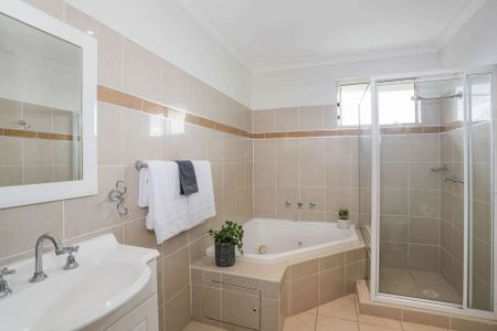 Contemporary Comfort-3-Bedroom Apartment in Prime Castle Hill Location !! - Photo 4