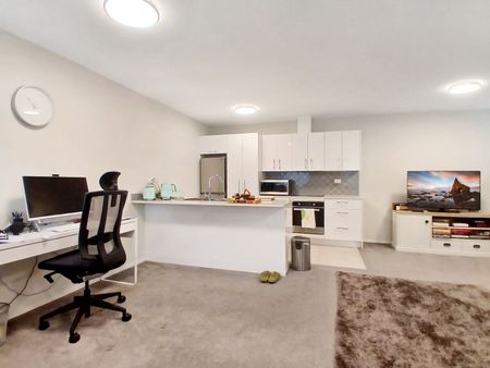 Reduced - Modern two bedroom unit! - Photo 5