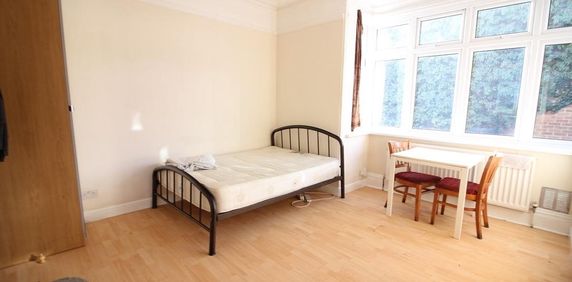 Hanworth Road, Hounslow - Photo 2