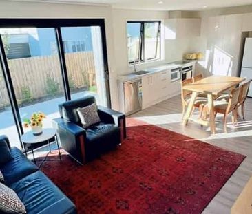 Fully Furnished Inner-City Apartment – Just Move In! - Photo 2