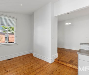 Charming Edwardian house in idyllic locale - Photo 3