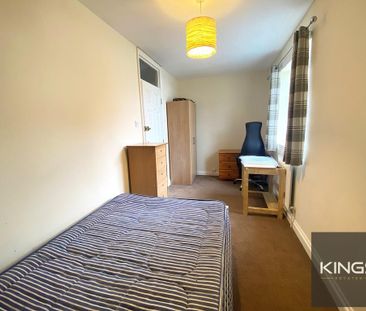 4 bedroom semi-detached house to rent - Photo 5