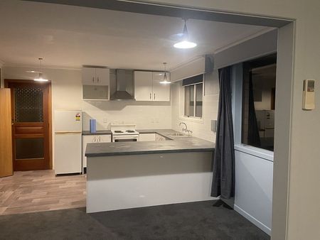 Recently renovated townhouse close to town - Photo 5