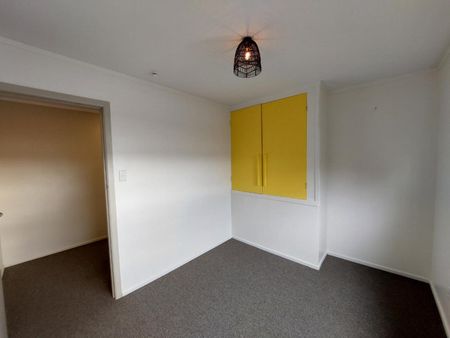 Three Bedroom Central Family home - Photo 4
