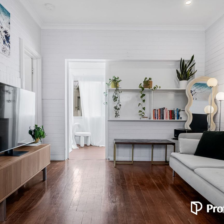 Top-Floor Apartment in Sought-After Scarborough Location - Photo 1