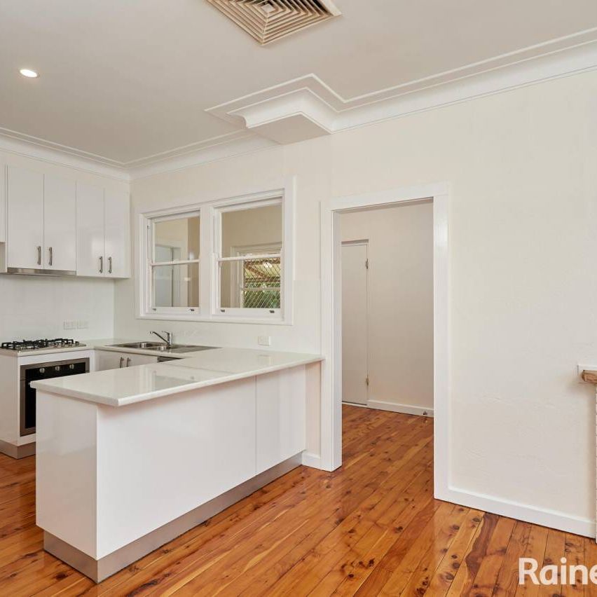 CHARMING FAMILY HOME IN A PRIME LOCATION - Photo 1