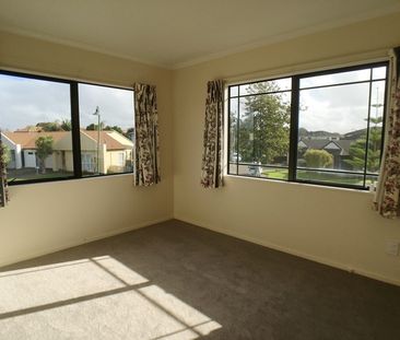 Te Atatu Peninsula-5 Bedroom Family House - Photo 4