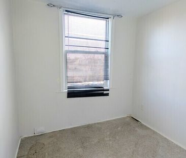 Spacious 2 Bed + Den, 1.5 Bath Townhouse in Downtown Windsor - FIRS... - Photo 6