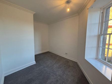 3 bedroom flat to rent - Photo 3
